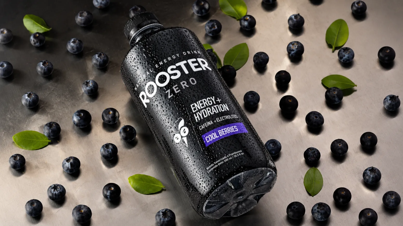 Rooster Energy + Hydration Cool Berries sobre arándanos frescos